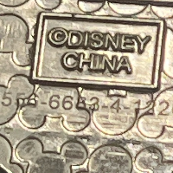 Disney Pirates of the Caribbean Skull Keychain - Picture 7 of 7